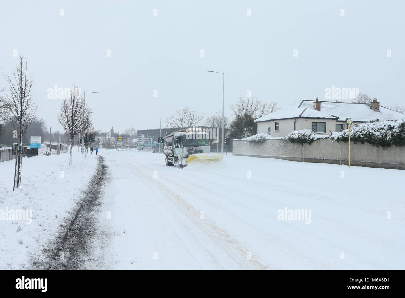 Dublin, Irlande. 2e Mar, 2018. Un conseil local de lecteurs de chasse-neige dans la neige. Droit de Ballinteer à Dublin, en Irlande, au milieu de rouge l'état de mauvaises conditions météorologiques pendant les Emma. L'Irlande va dans la serrure de la tempête Emma batters le pays avec d'importantes chutes de neige et les blizzards. Credit : Brendan Donnelly/Alamy Live News Banque D'Images