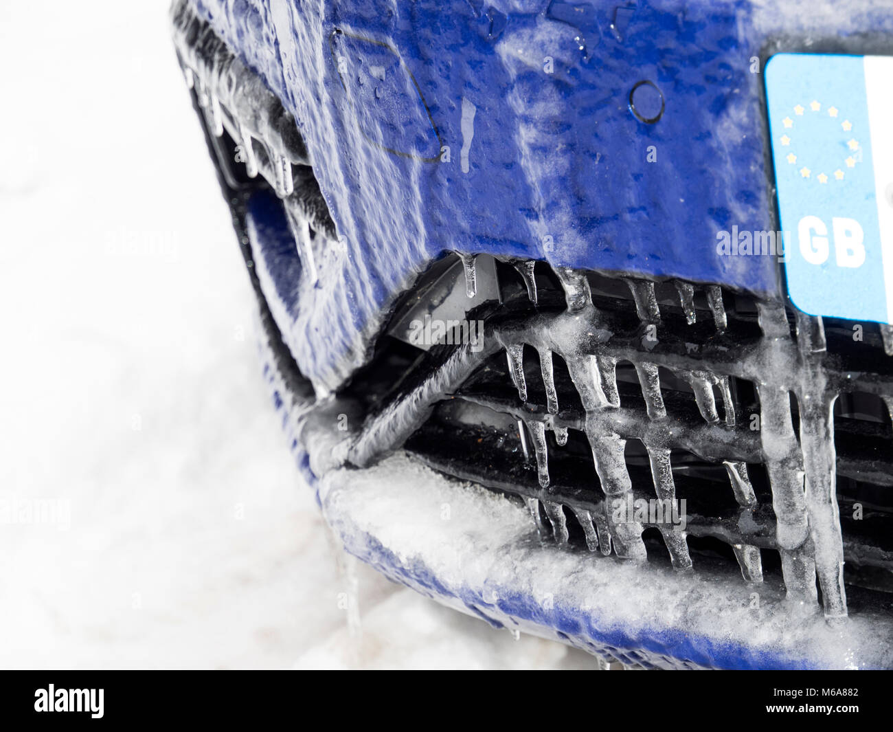 Ice et de glaçons sur une voiture bleue en hiver en GO montrant la température de congélation pendant la "bête de l'Est" Banque D'Images