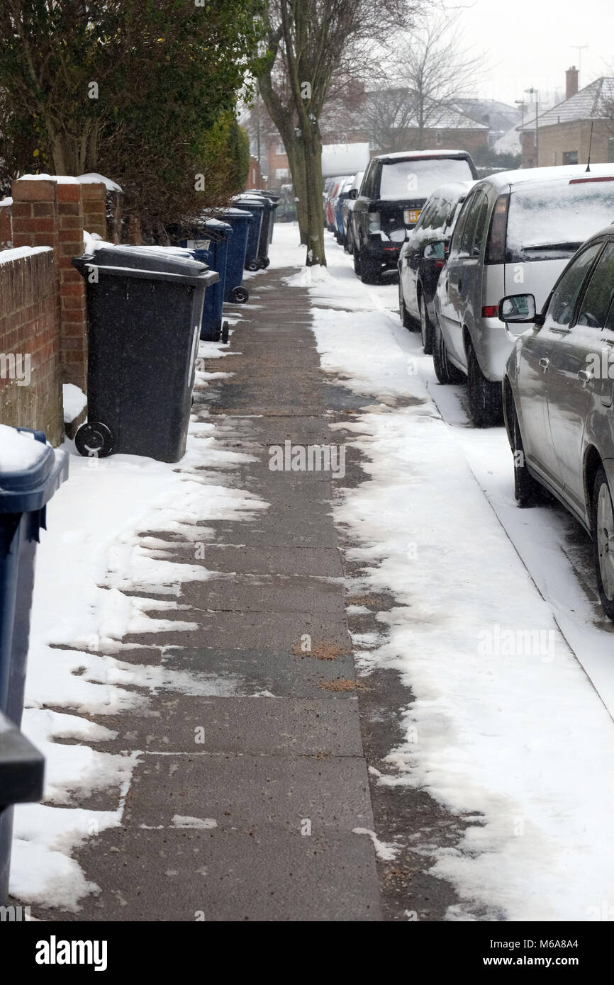 Pic montre : Certaines personnes ont pris la peine d'effacer le trottoir devant leur maison à Emma tempête bête de l'Est s'est passé. Des averses de neige continue et le gel ont gardé les routes vides mais quelques braves ventures. photo par Gavin Rodgers/ Pixel8000 Banque D'Images