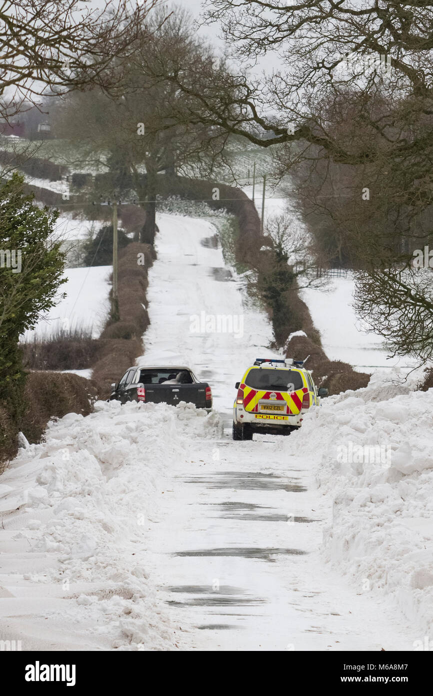 Uttoxeter, Staffordshire, Royaume-Uni. 09Th Mar, 2018. Météo France : un 4x4 voiture de police tente de parvenir à un brin 4x4 coincé dans d'énormes amoncellements de neige près d'Uttoxeter, en raison de la neige à partir de la tempête Emma et la "bête de l'Est'. Uttoxeter, Staffordshire, Royaume-Uni. 2 mars 2018. Crédit : Richard Holmes/Alamy Live News Banque D'Images
