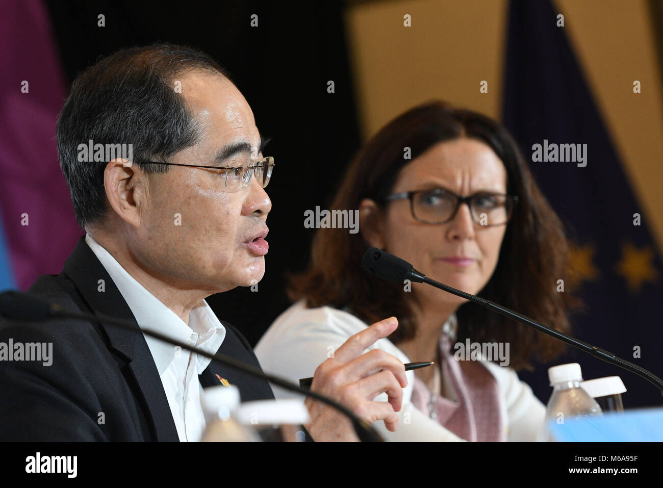 Singapour, Singapour. 2e Mar, 2018. Singapour, ministre du Commerce et de l'industrie, Lim Hng Kiang (L) prend la parole à une conférence de presse de la 24e journée de réflexion des ministres de l'économie de l'ANASE et réunions connexes, à Singapour, le 2 mars 2018. Les ministres de l'économie de l'ASEAN ont exprimé leur confiance vendredi que la réalisation des priorités économiques de la région pour 2018 devraient se traduire par un climat plus favorable aux entreprises pour l'e-commerce et de l'innovation. Credit : Puis Chih Wey/Xinhua/Alamy Live News Banque D'Images