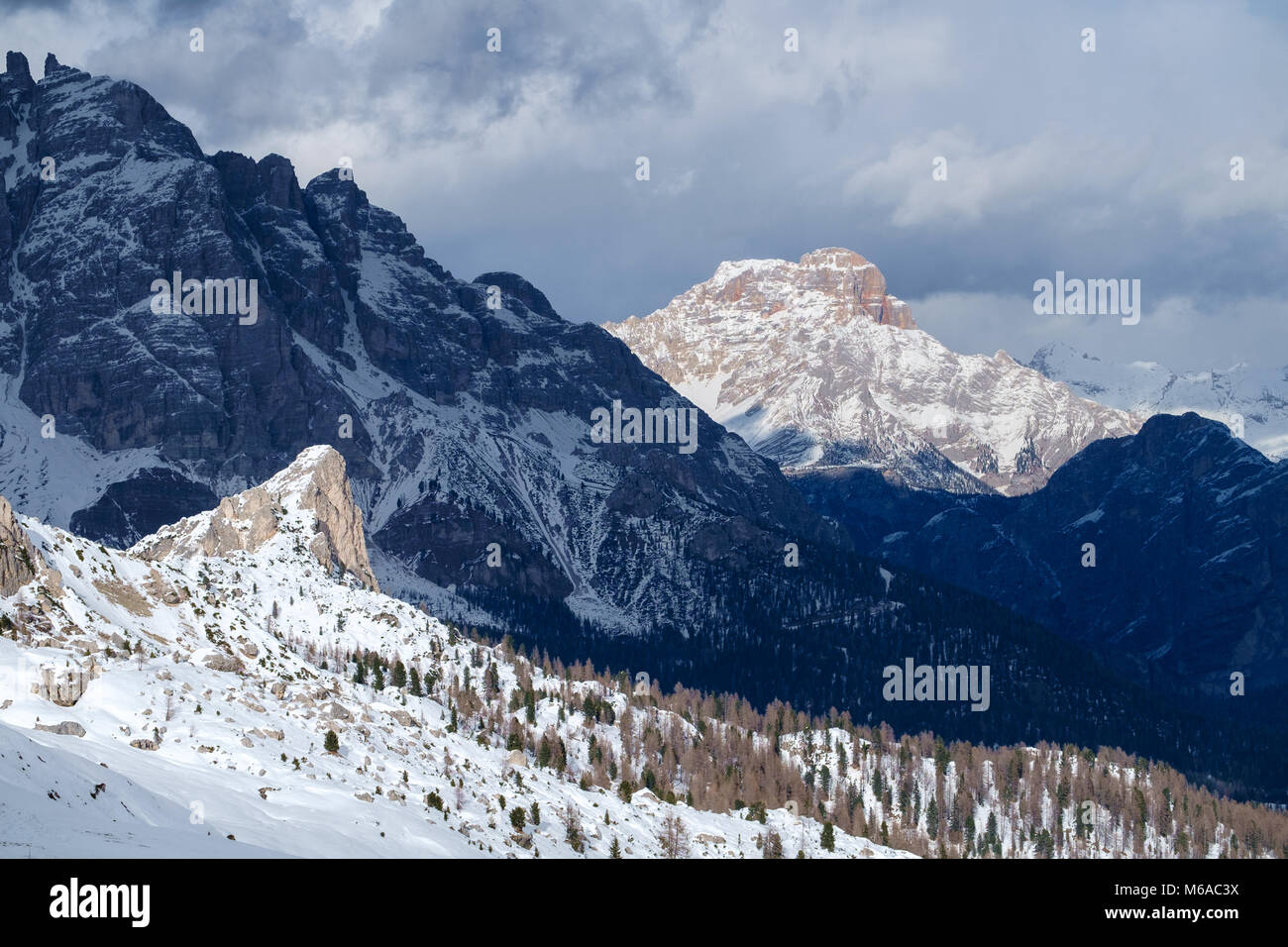 Paysage de neige sur les montagnes du nord de l'Italie Dolomites Banque D'Images