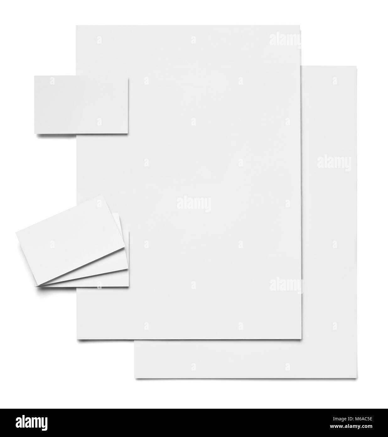 Close up d'un document papier blanc sur fond blanc Banque D'Images