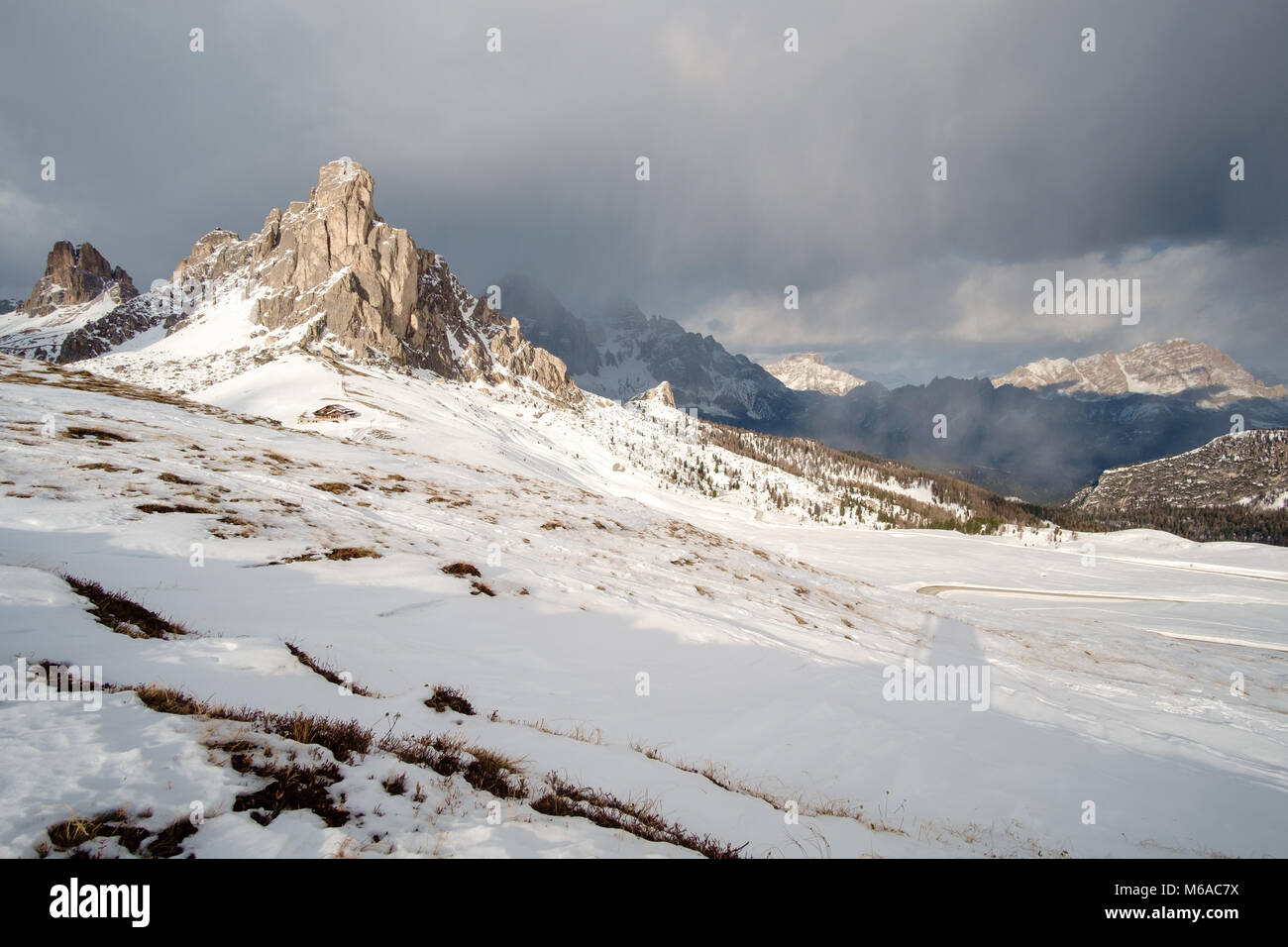 Paysage d'hiver fantastique près de Passo Giau - Dolomites - Italie Banque D'Images