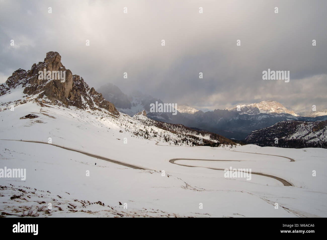 Route de montagne enneigé en hiver paysage près de Passo Giau en montagne Dolomites en Italie. Banque D'Images