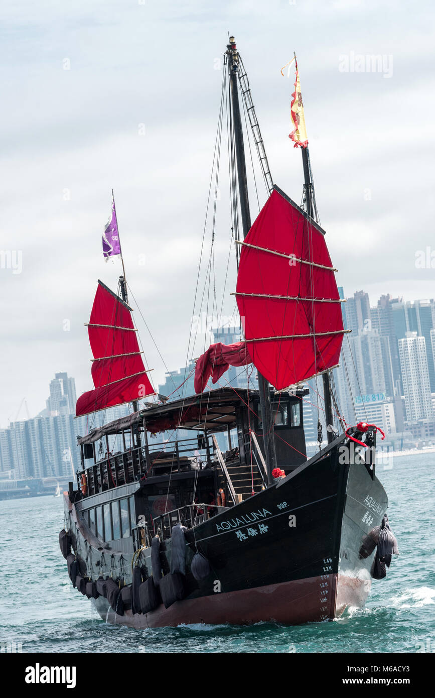 La célèbre jetée de AquaLuna sampan tire en 10 à Hong Kong's,central ferry pier 10 pour charger des passagers pour la croisière déjeuner tour Victoria Harbour. Banque D'Images
