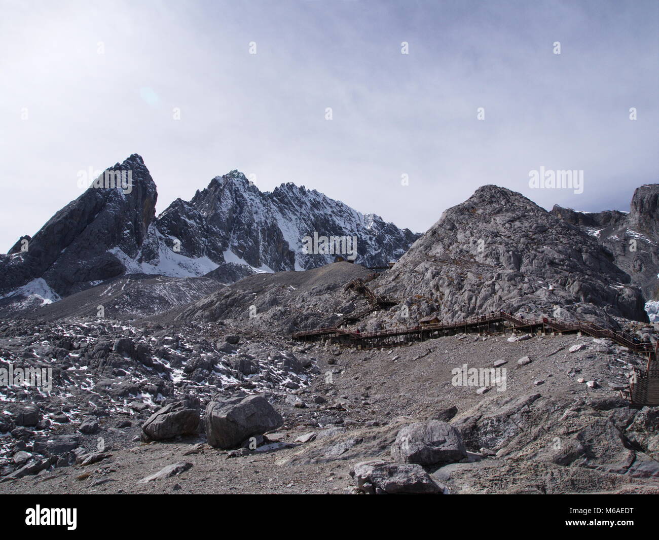 Une vue imprenable sur la Montagne Enneigée du Dragon de Jade à Lijiang Yunnan Province. Voyagez en Chine en 2012, le 18 novembre 2011. Banque D'Images