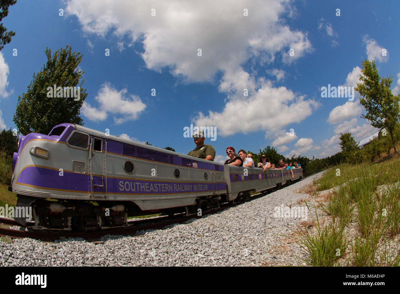 Parents et enfants monter un train de chemin de fer miniature réaliste à l'extrémité sud-est du chemin de fer le 5 août 2017 à Suwanee, GA. Banque D'Images