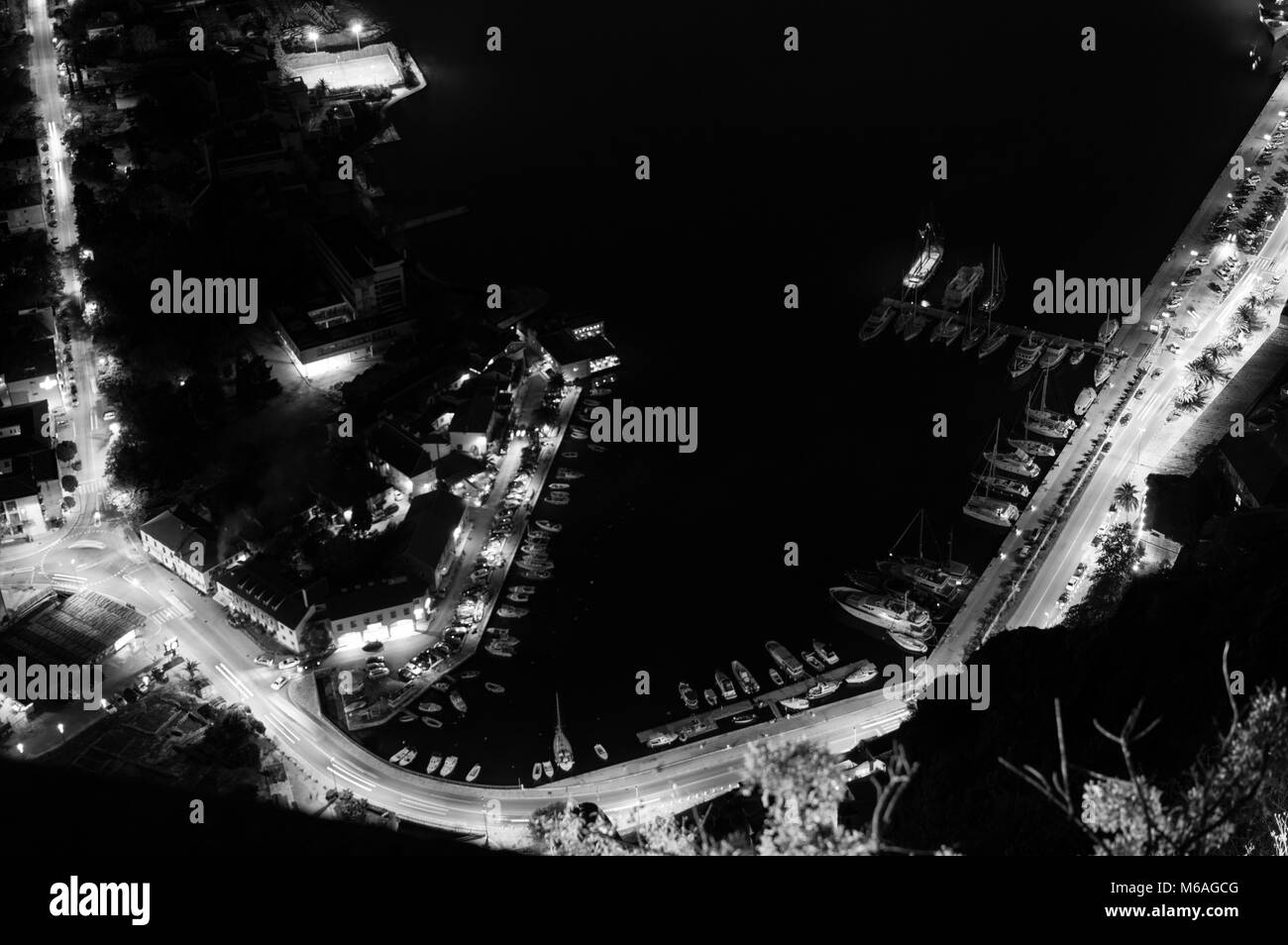 Port de Kotor avec bateaux vu de Lookout de nuit, Monténégro Banque D'Images