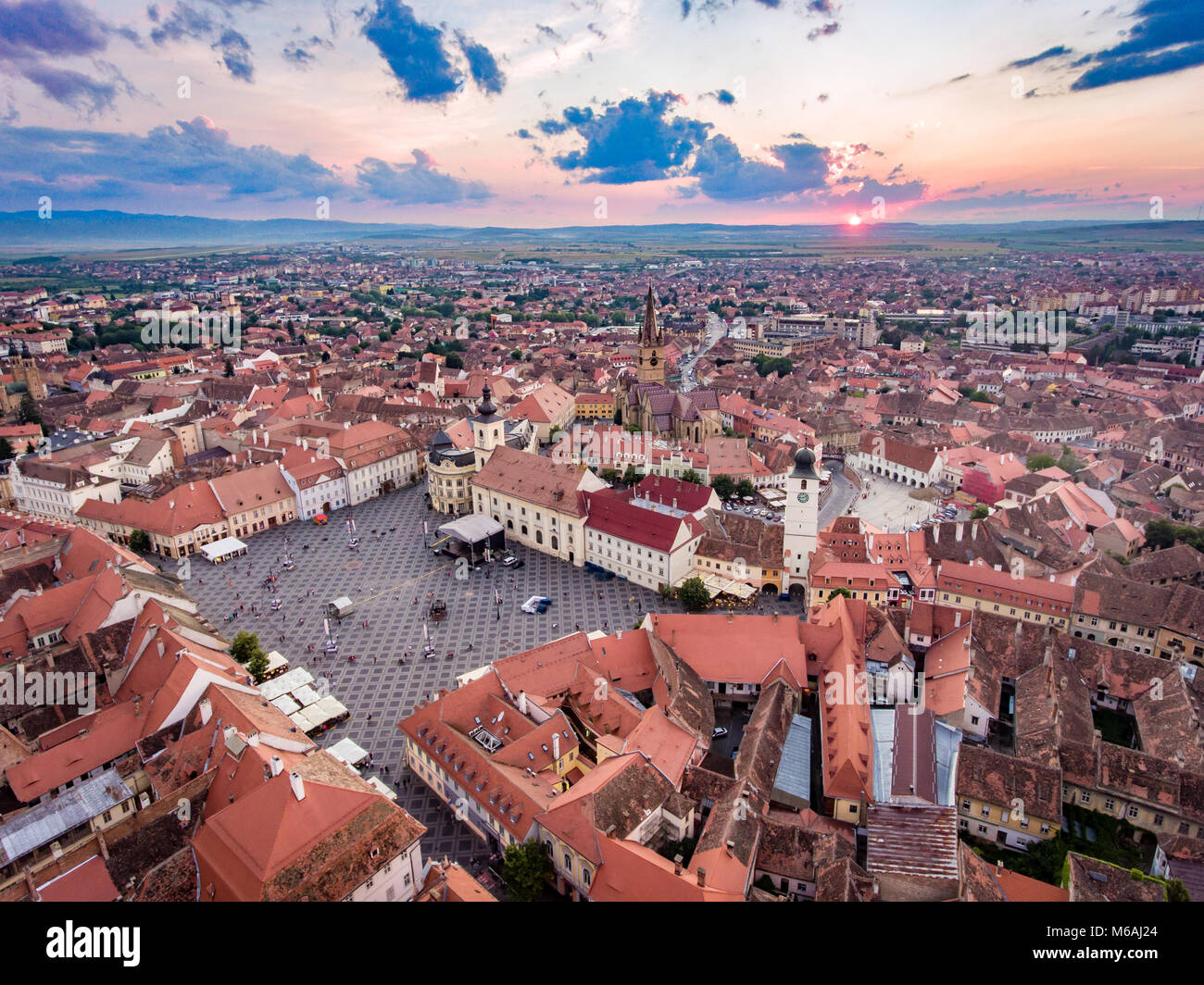 Vue aérienne de Sibiu, Roumanie, au coucher du soleil Banque D'Images