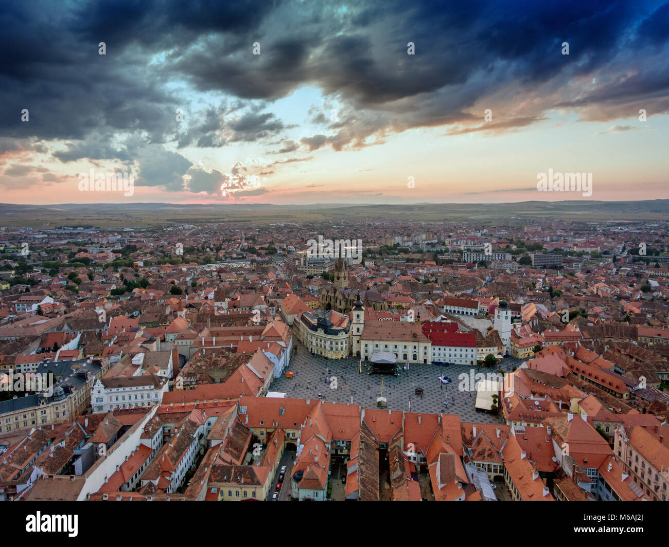 Vue aérienne de Sibiu, Roumanie, Tranylvania au coucher du soleil Banque D'Images
