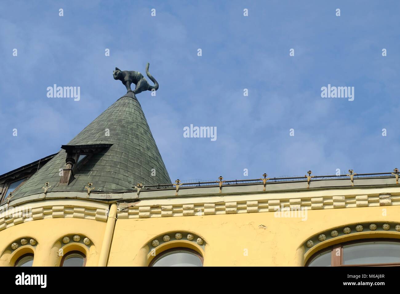Statue de chat assis sur le haut d'un immeuble Banque D'Images