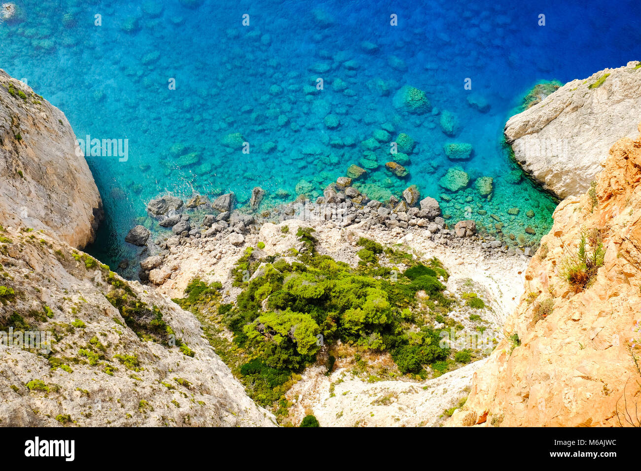 Plage de rochers avec son eau bleue sur l'île de Zakynthos, Grèce Banque D'Images