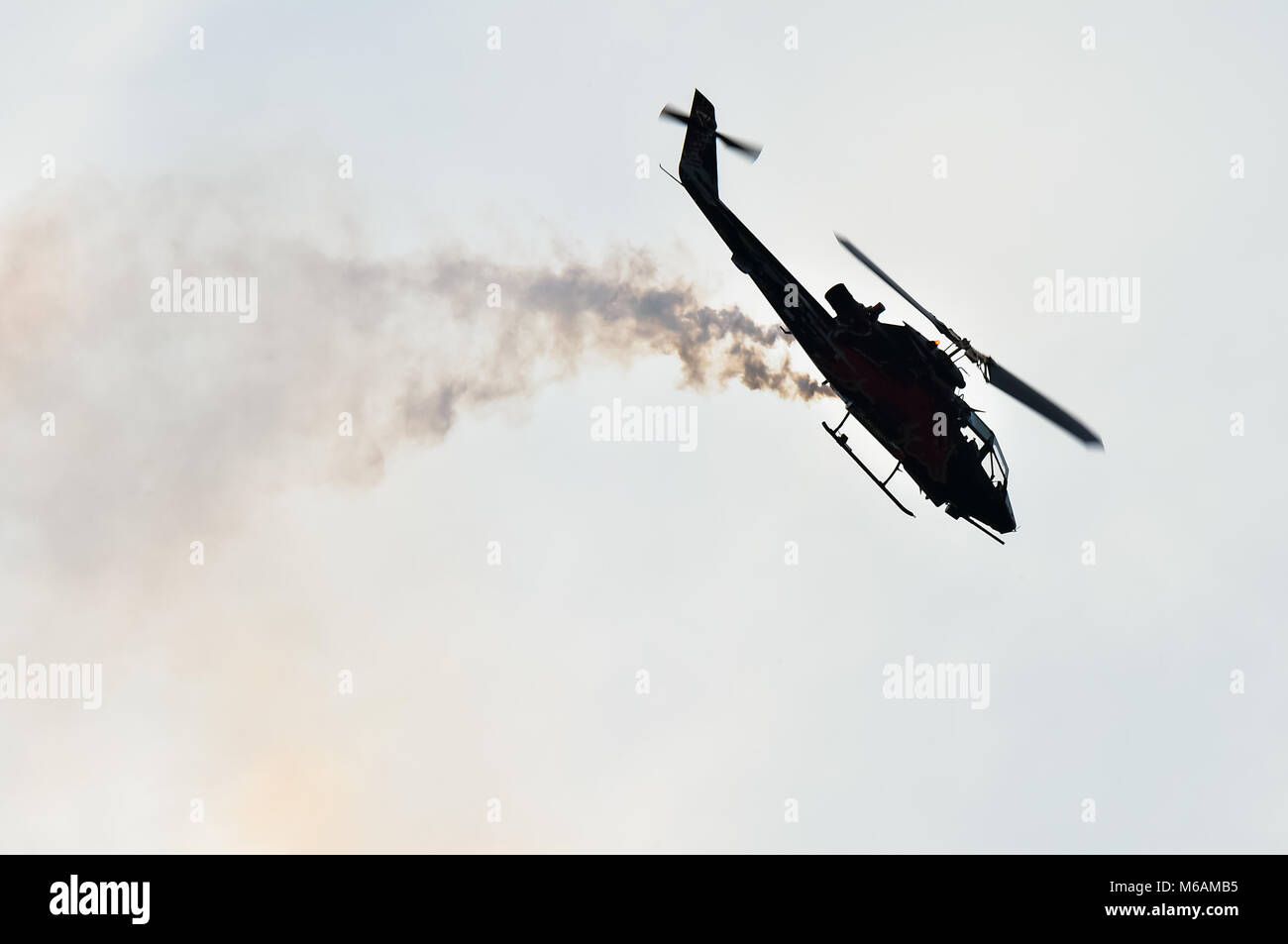 Miliraty Air hélicoptère Cobra faisant échapper à un spectacle aérien manouvers Banque D'Images