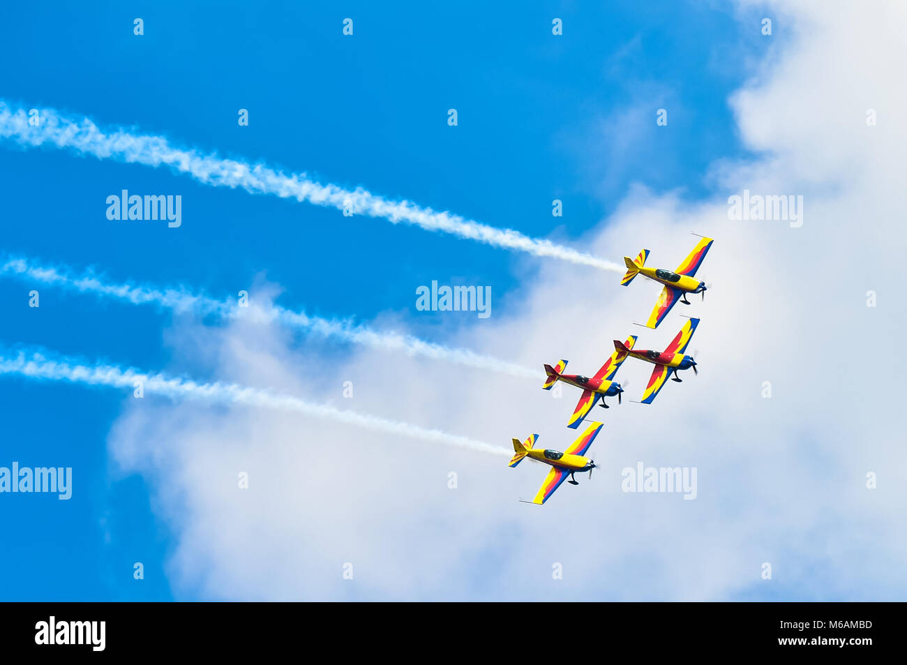 Bucarest, Roumanie, 2015 : les avions acrobatiques à Bucarest International Air Show (BIAIS) avec fond de ciel bleu Banque D'Images
