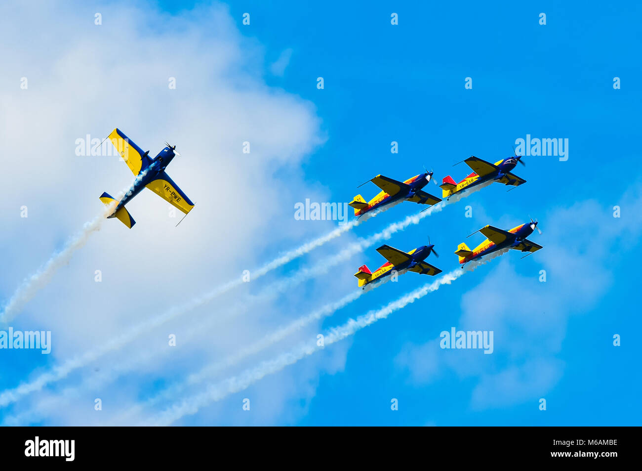 Bucarest, Roumanie, 2015 : les avions acrobatiques à Bucarest International Air Show (BIAIS) avec fond de ciel bleu Banque D'Images