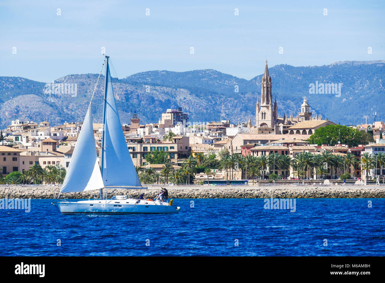 Palma de Mallorca, Espagne. Vue depuis la mer avec boath sur une chaude journée d'été. Banque D'Images