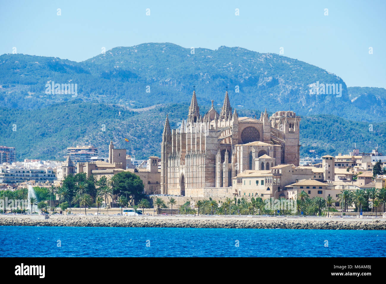 Palma de Mallorca, Espagne. La Seu, formulaire d'affichage de la mer. Cathédrale catholique de style gothique médiéval célèbre dans la capitale de l'île Banque D'Images
