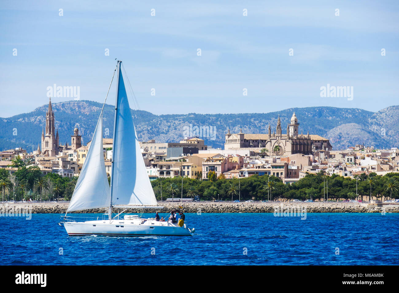 Palma de Mallorca, Espagne. Vue depuis la mer avec boath sur une chaude journée d'été. Banque D'Images