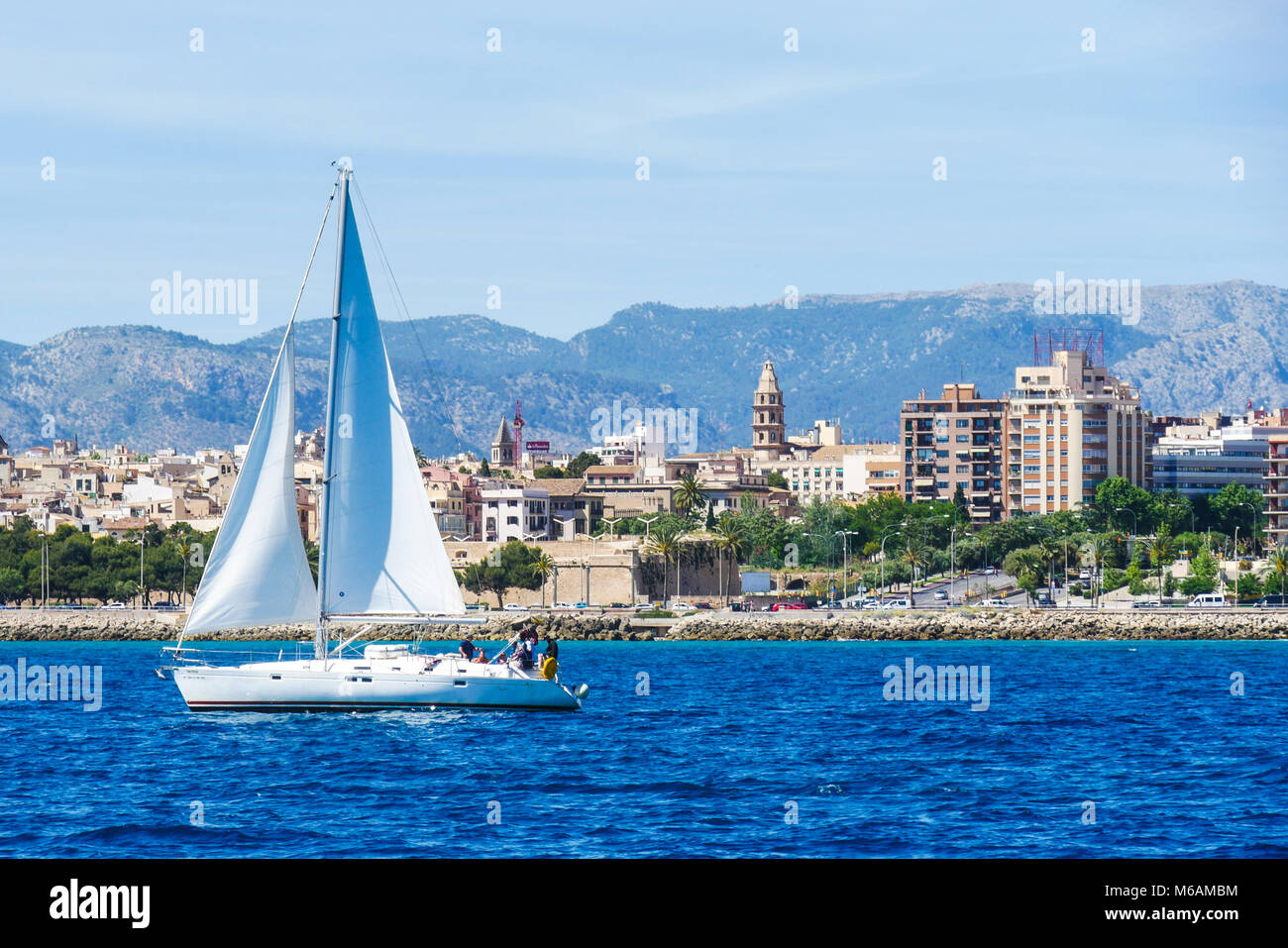 Palma de Mallorca, Espagne. Vue depuis la mer avec boath sur une chaude journée d'été. Banque D'Images