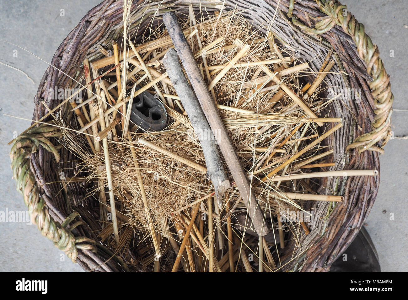 SIBIU, ROUMANIE, MAI 2015 : des outils traditionnels en balai village saxon d'Altana Banque D'Images