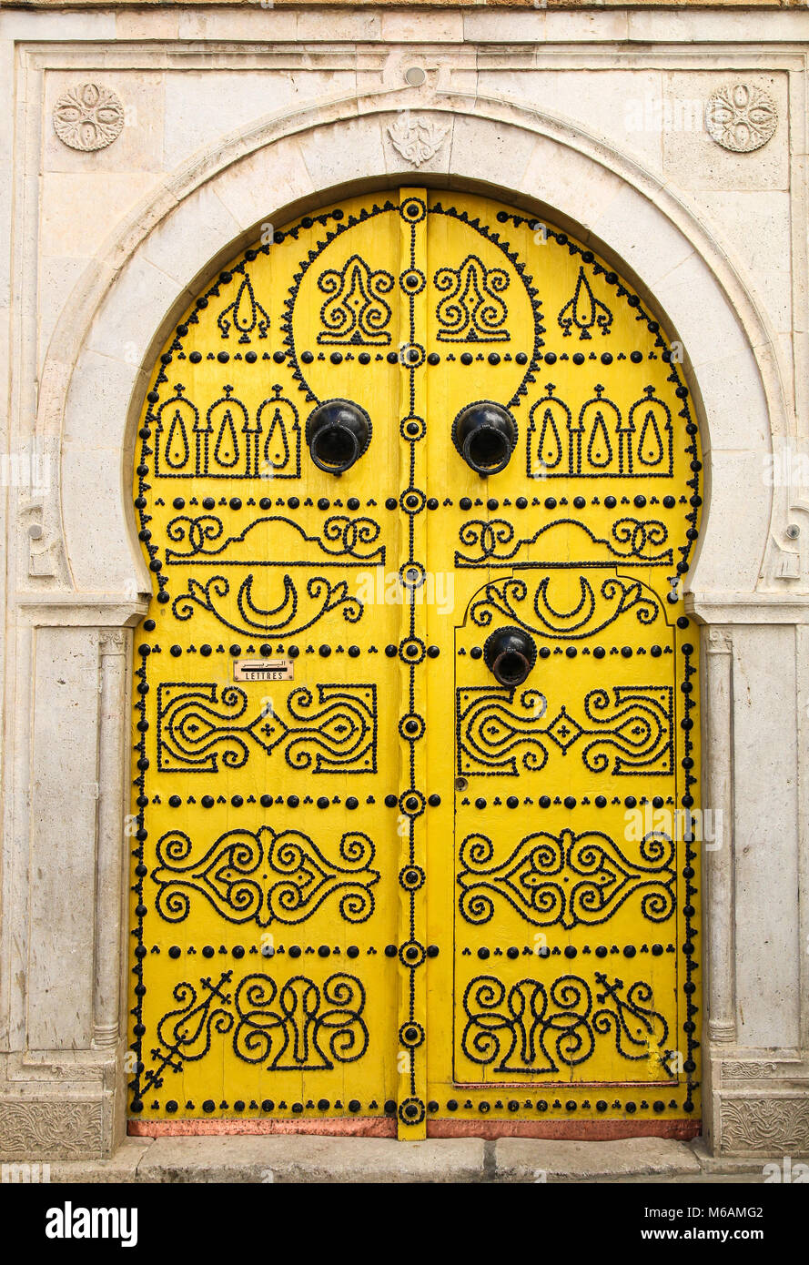 TUNIS, TUNISIE, mai 2012 : porte traditionnelle tunisienne à Tunis, la capitale de l'islam. Banque D'Images