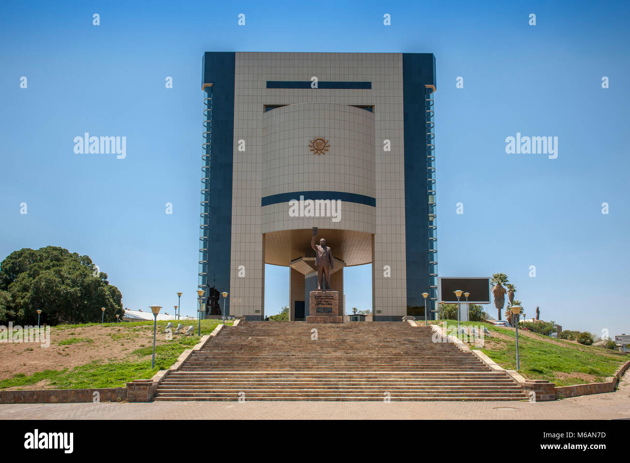 Musée commémoratif de l'indépendance, avec la statue de M. Sam Nujoma, Windhoek, Namibie Banque D'Images