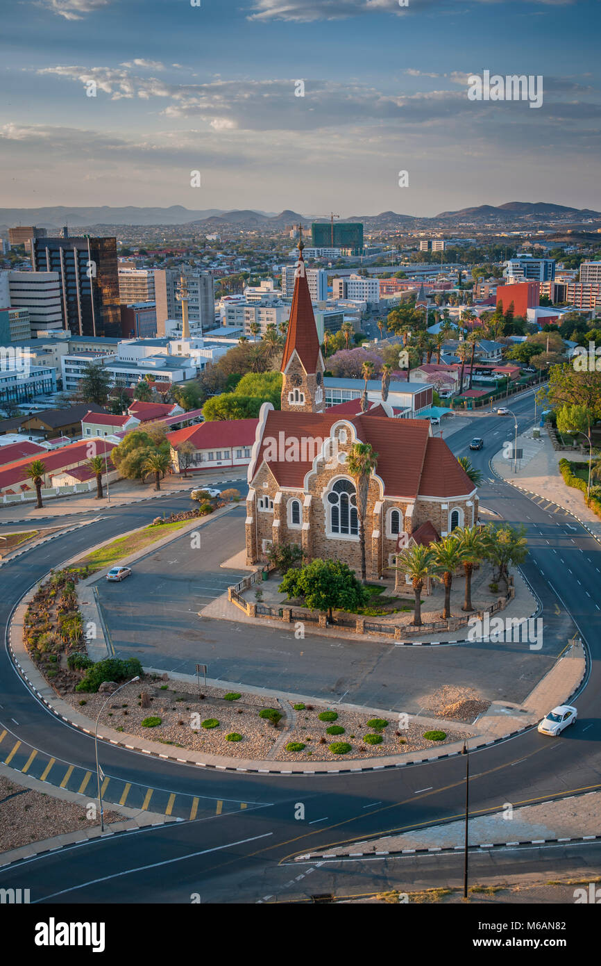 Église évangélique luthérienne du Christ 1910 avec un aperçu de la ville, Windhoek, Namibie Banque D'Images
