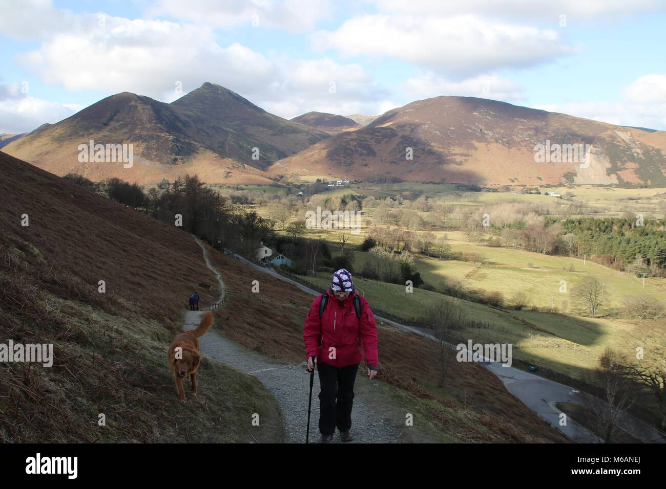 Marcher jusqu'Cat Bells Mountain près de Keswick dans le Lake District sur une froide journée d'hiver. Banque D'Images