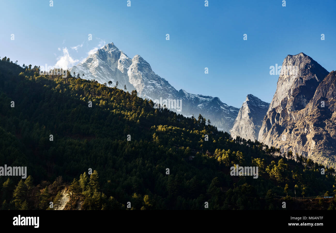 Kusum Kanguru mountain de Phakding dans la région de Khumbu, Népal Banque D'Images Kusum Kanguru mountain de Phakding dans la région de Khumbu, Népal Banque D'Images