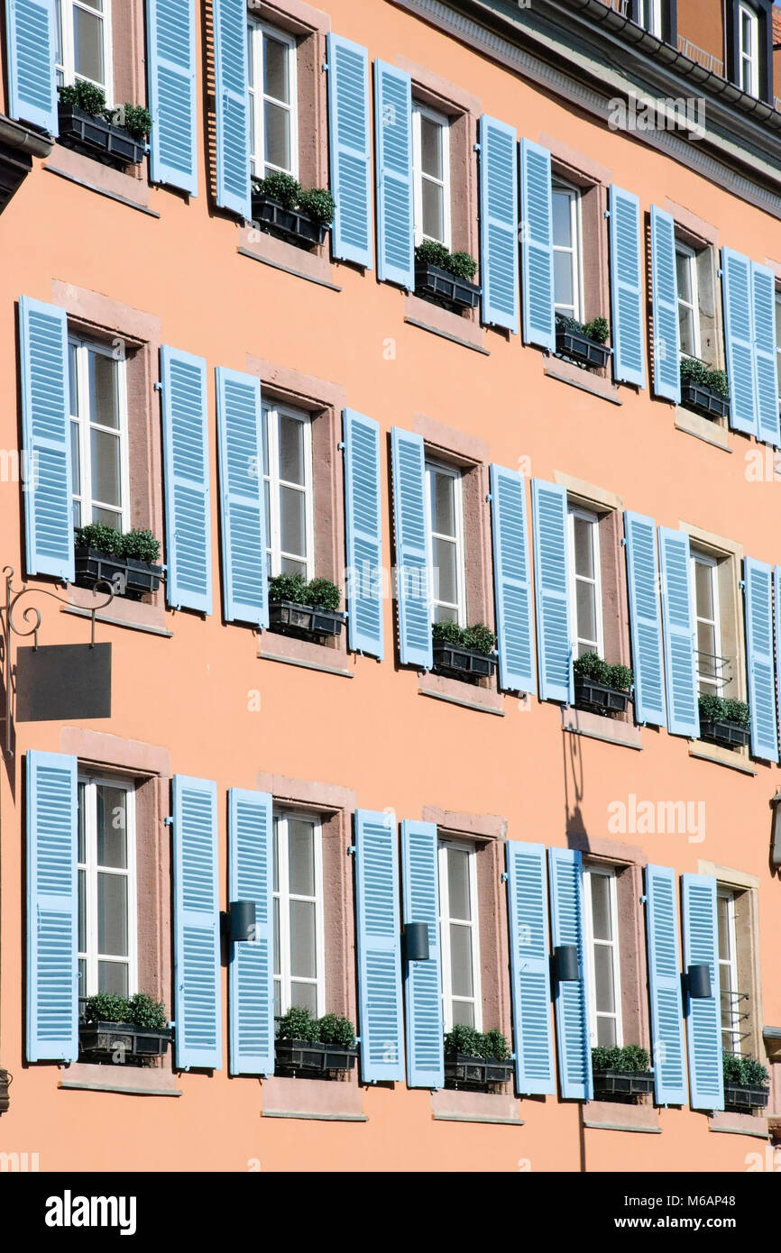 Façade de maison aux volets bleus, Colmar, France Banque D'Images