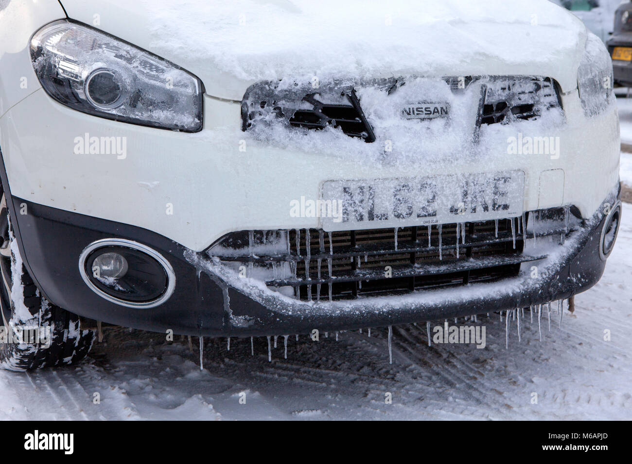 La météo glaciales de l'Arctique surnommé la bête de l'Est réunissant la neige et le mauvais temps à Leeds gel une Nissan Qashqai SUV Banque D'Images