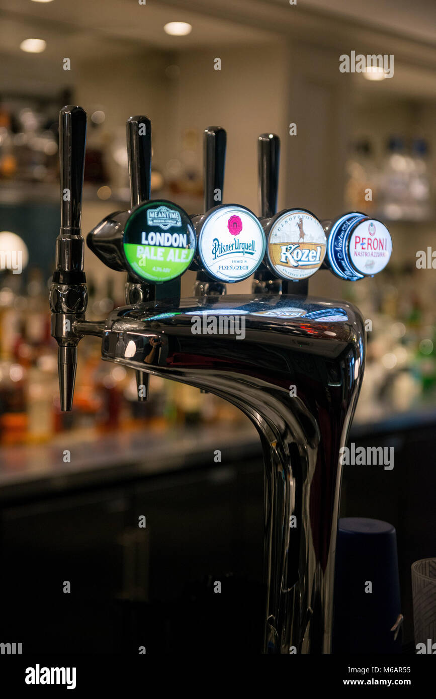 Un backbar et affichage pompes bière avec boissons sur le robinet dans un bar de l'hôtel Banque D'Images