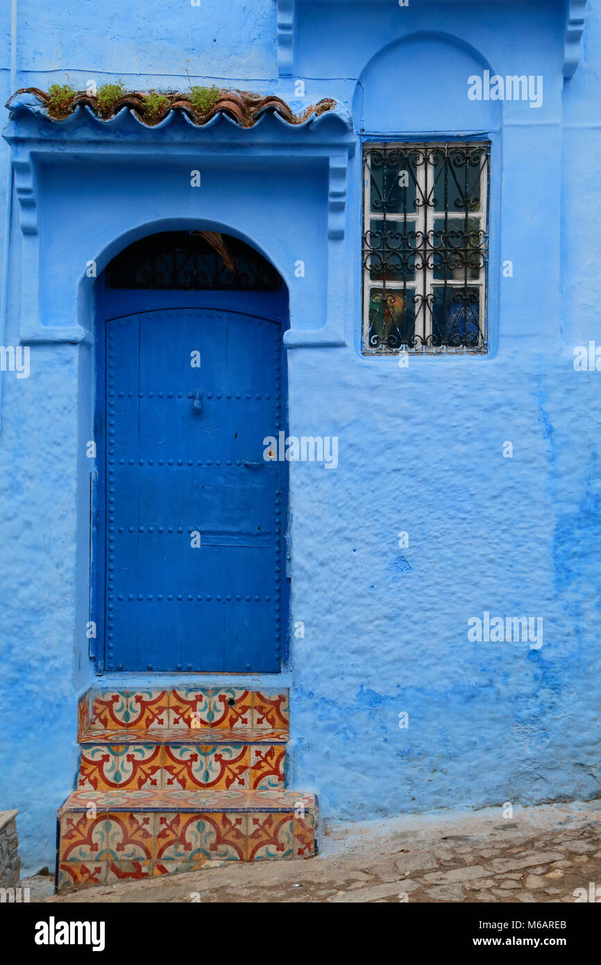 Porte en bois traditionnel de maison du village de Chefchaouen Banque D'Images