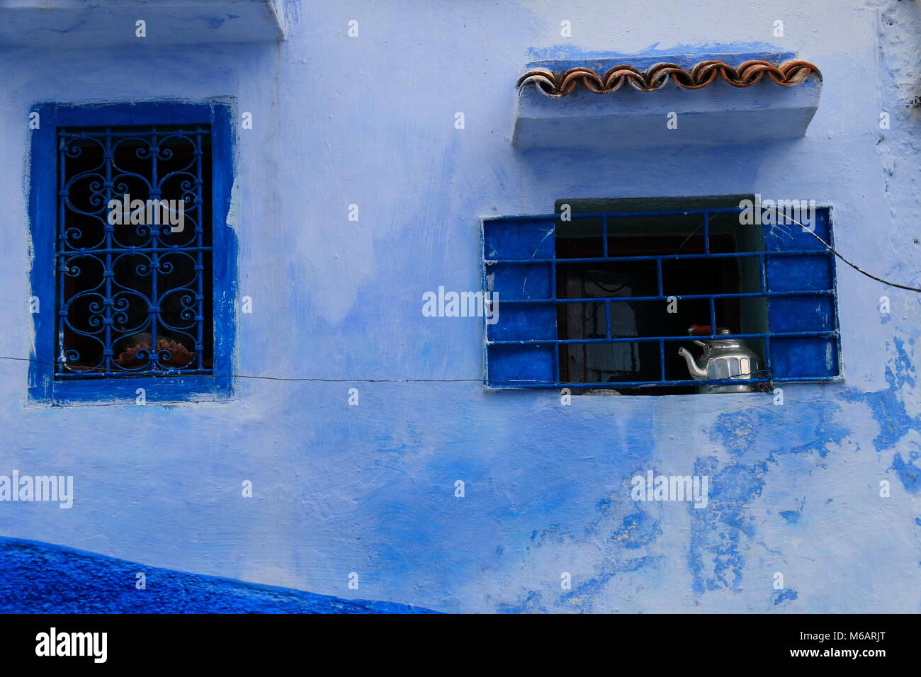 Théière sur la fenêtre d'une maison à Chefchaouen, Maroc Banque D'Images