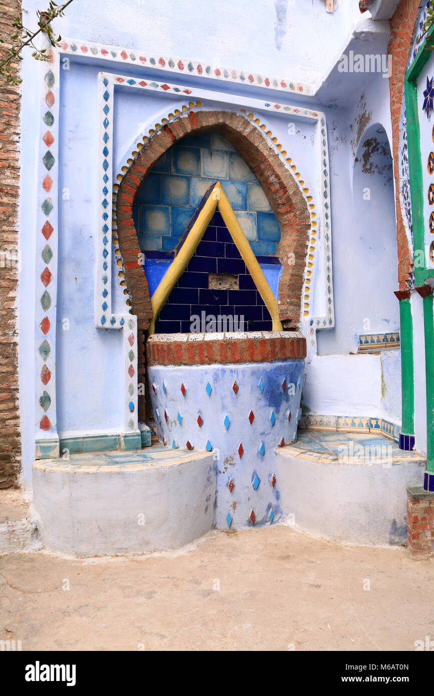 Une fontaine décorative du jardin d'une habitation de style Arabe Banque D'Images