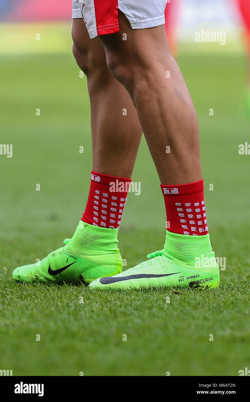 Chaussettes et des bottes d'Alexis Sanchez d'Arsenal avec son nom du chien  sur eux au cours de l'Humber EPL - Premier League match entre Chelsea et  Arsenal, à S Photo Stock -