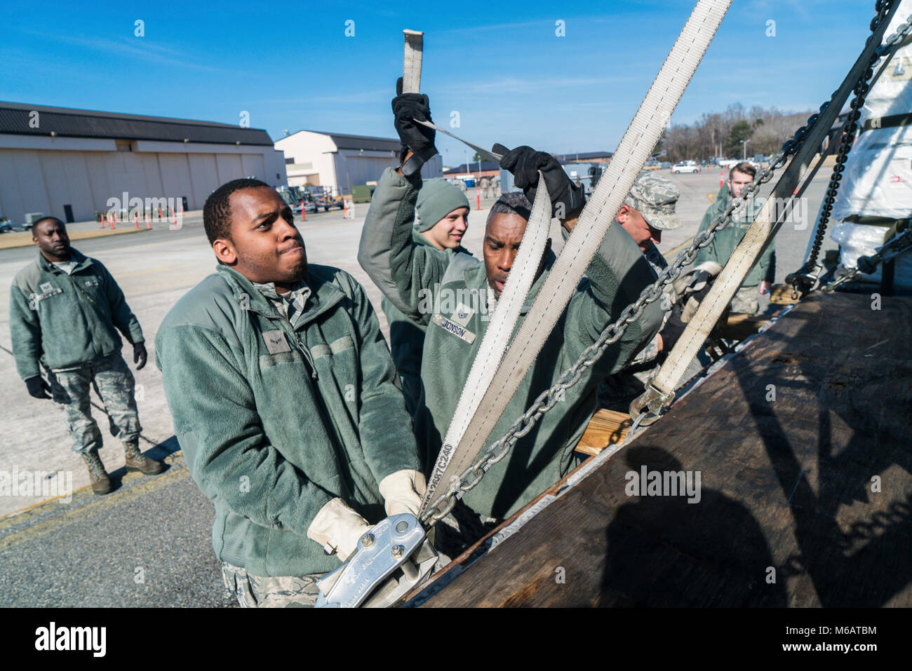 Les aviateurs américains de l'équipe de JSTARS tie down d'une remorque pour un déploiement simulé au cours de l'effort d'une lame de rasoir 18-02 à Base Aérienne Robins, Ga, le 6 février 2018. L'exercice a été une évaluation de l'état destiné à évaluer et mesurer JSTARS Équipe capacité à déployer rapidement et à employer des aviateurs prêt au combat et la puissance aérienne. L'objectif de l'exercice a porté sur le traitement de personnes, de marchandises, et le E-8C'ÉTOILE. Team JSTARS, composé de la Géorgie Air National Guard's 116th Air Control Wing (ACW), service actif, et l'Armée ACW 461JSTARS, offre conjointe habités de commandement et de contrôle aériens, inte Banque D'Images