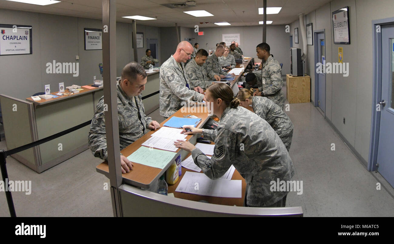 Les aviateurs américains de l'équipe de JSTARS dans-processus par la 78e Escadre de la Base aérienne centre de préparation du personnel d'installation pour un déploiement simulé au cours de l'effort d'une lame de rasoir 18-02 à Base Aérienne Robins, ga., 7 février 2018. L'exercice a été une évaluation de l'état destiné à évaluer et mesurer JSTARS Équipe capacité à déployer rapidement et à employer des aviateurs prêt au combat et la puissance aérienne. L'objectif de l'exercice a porté sur le traitement de personnes, de marchandises, et le E-8C'ÉTOILE. Team JSTARS, composé de la Géorgie Air National Guard's 116th Air Control Wing (ACW), service actif, et l'Armée ACW 461JSTARS, provid Banque D'Images