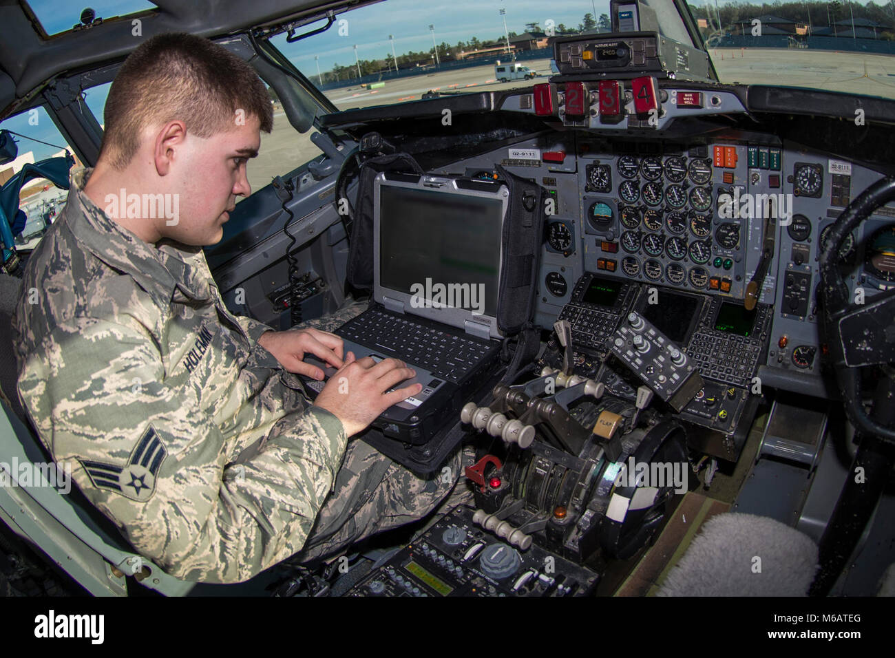 Les cadres supérieurs de l'US Air Force Airman Trevor Holeman, un technicien des télécommunications et de la navigation avec le 116e Escadron de maintenance des aéronefs, la Géorgie Air National Guard, s'occupe de l'entretien d'une unité d'affichage radar météo sur un E-8C STARS conjointe avant un lancement au cours de l'effort d'une lame de rasoir 18-02 à Base Aérienne Robins, Ga, le 8 février 2018. L'exercice a été une évaluation de l'état destiné à évaluer et mesurer JSTARS Équipe capacité à déployer rapidement et à employer des aviateurs prêt au combat et la puissance aérienne. L'objectif de l'exercice a porté sur le traitement de personnes, de marchandises, et le E-8C'ÉTOILE. Team JSTARS, consi Banque D'Images