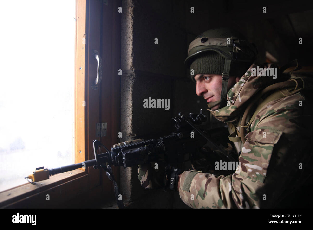 Un soldat géorgien de la Compagnie Charlie, 11e Bataillon d'infanterie légère, 1re Brigade d'infanterie fournit la sécurité au cours d'un exercice de répétition de mission (MRE) à l'armée américaine dans le centre de préparation interarmées multinationale Hohenfels, Allemagne, le 11 février 2018. Le MRE est un exercice responsable du Corps des Marines des États-Unis, impliquant environ 900 soldats de la Géorgie, la Hongrie et les États-Unis le MRE est basé sur l'environnement opérationnel courant et intègre les leçons apprises afin de préparer la 11ème Inf. Ne. (Géorgien) pour des opérations offensives et défensives, et un déploiement à l'appui de l'opération Liberté Sentinelle. (U.S. Ar Banque D'Images