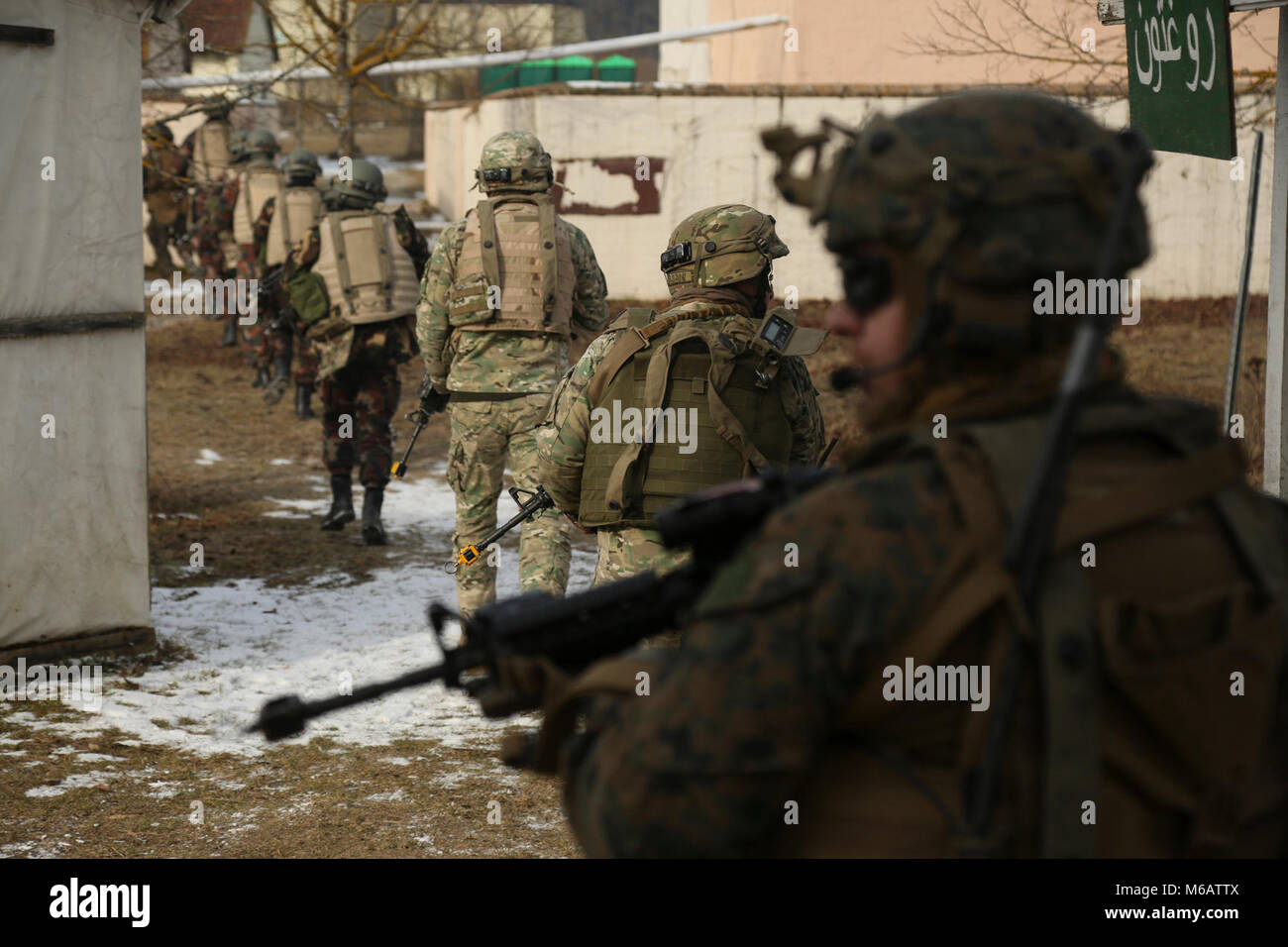 Les Marines américains, soldats géorgiens et des soldats hongrois se déplacer lors d'une mission tactique de l'exercice de répétition (MRE) à l'armée américaine dans le centre de préparation interarmées multinationale Hohenfels, Allemagne, le 15 février 2018. Le MRE est un exercice responsable du Corps des Marines des États-Unis, impliquant environ 900 soldats de la Géorgie, la Hongrie et les États-Unis le MRE est basé sur l'environnement opérationnel courant et intègre les leçons apprises afin de préparer la 11ème Inf. Ne. (Géorgien) pour des opérations offensives et défensives, et un déploiement à l'appui de l'opération Liberté Sentinelle. (U.S. Army Banque D'Images