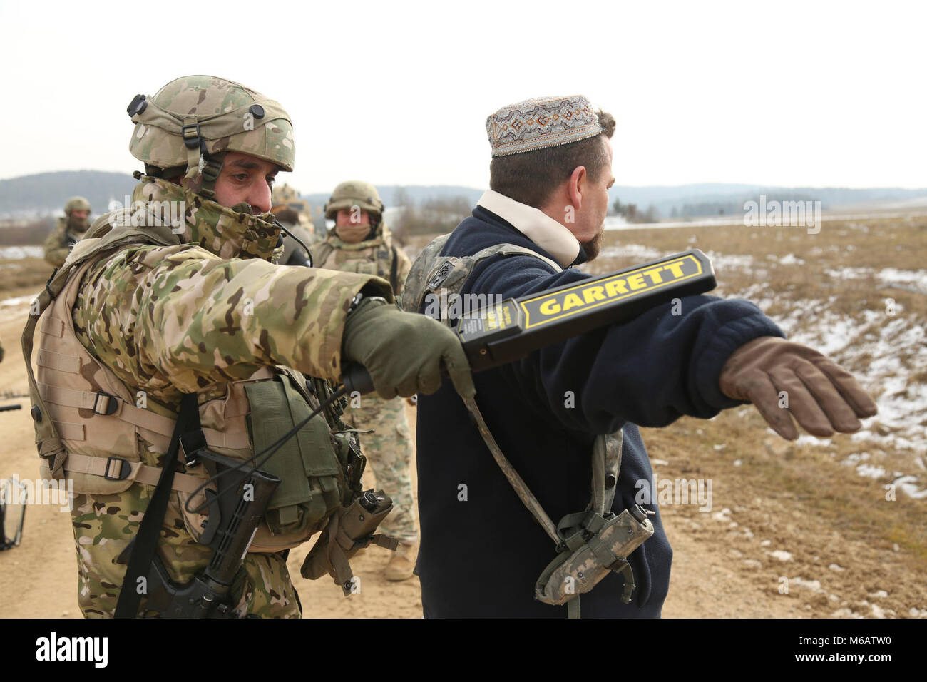 Soldats géorgiens du 11e Bataillon d'infanterie légère, 1re Brigade d'infanterie rôle civil recherche joueurs pendant un exercice de répétition de mission (MRE) à l'armée américaine dans le centre de préparation interarmées multinationale Hohenfels, Allemagne, le 15 février 2018. Le MRE est un exercice responsable du Corps des Marines des États-Unis, impliquant environ 900 soldats de la Géorgie, la Hongrie et les États-Unis le MRE est basé sur l'environnement opérationnel courant et intègre les leçons apprises afin de préparer la 11ème Inf. Ne. (Géorgien) pour des opérations offensives et défensives, et un déploiement à l'appui de l'opération Liberté Sentinelle. (U.S. Army Banque D'Images