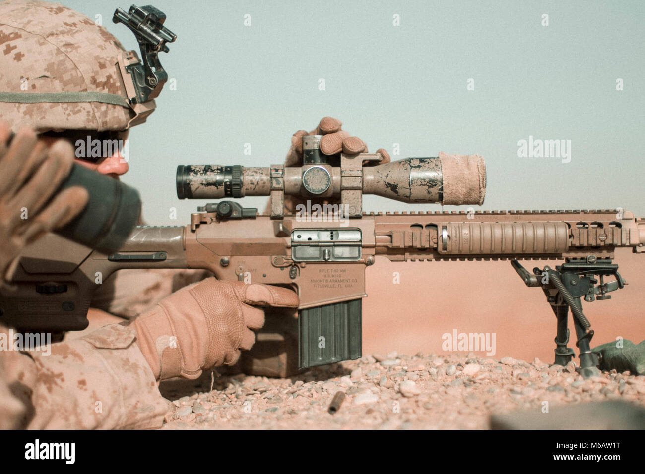 Un sniper des marines avec la Force au sud-ouest s'apprête à congédier le M110 Sniper semi-automatique système pour tester ses fonctionnalités au Camp Dwyer, Afghanistan, le 19 février, 2018. Marines avec l'unité des forces de sécurité de la conduite de tir de combat régulièrement afin de renforcer la sécurité de base et soutenir les compétences de tir. (U.S. Marine Corps Banque D'Images