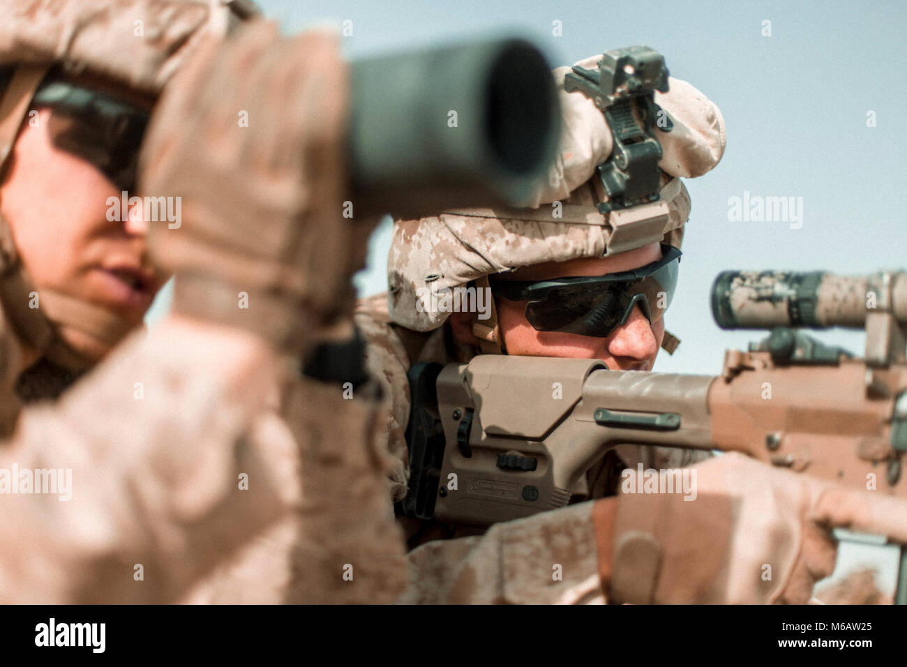 Un groupe de travail avec la Marine américaine au sud-ouest de forêt le M110 Système de Sniper semi-automatique dans le cadre du programme de tir de combat au Camp Dwyer, Afghanistan, le 19 février, 2018. Marines avec l'unité des forces de sécurité de la conduite de tir de combat régulièrement afin de renforcer la sécurité de base et soutenir les compétences de tir. (U.S. Marine Corps Banque D'Images