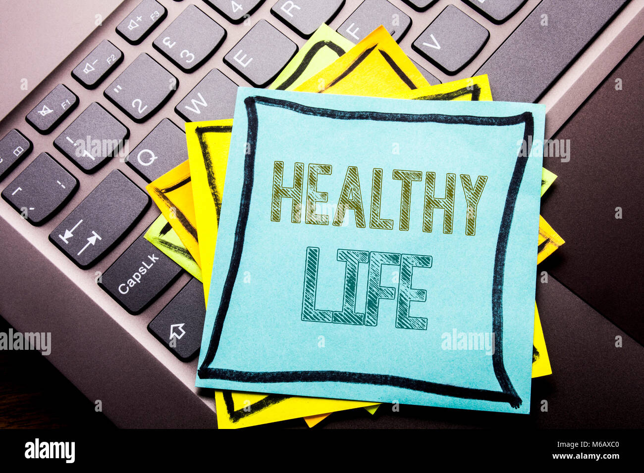Par contre l'écriture de texte conceptuel inspiration légende montrant la vie en bonne santé. Concept d'affaires pour la bonne santé de l'alimentation sur sticky note écrite sur papier dark keyb Banque D'Images