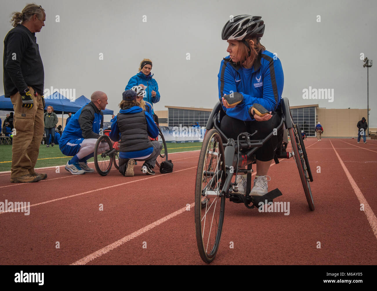 Avril Nagle, un athlète du guerrier blessé, attend que le début de sa course pendant la compétition d'athlétisme à la 5e Air Force blessés cliniques sur la base aérienne Nellis, Nevada, le 27 février, 2018. Les membres du Service participent à la remise en état d'athlétisme adaptative des effets durables sur la récupération physique et émotionnelle. (U.S. Air Force Banque D'Images