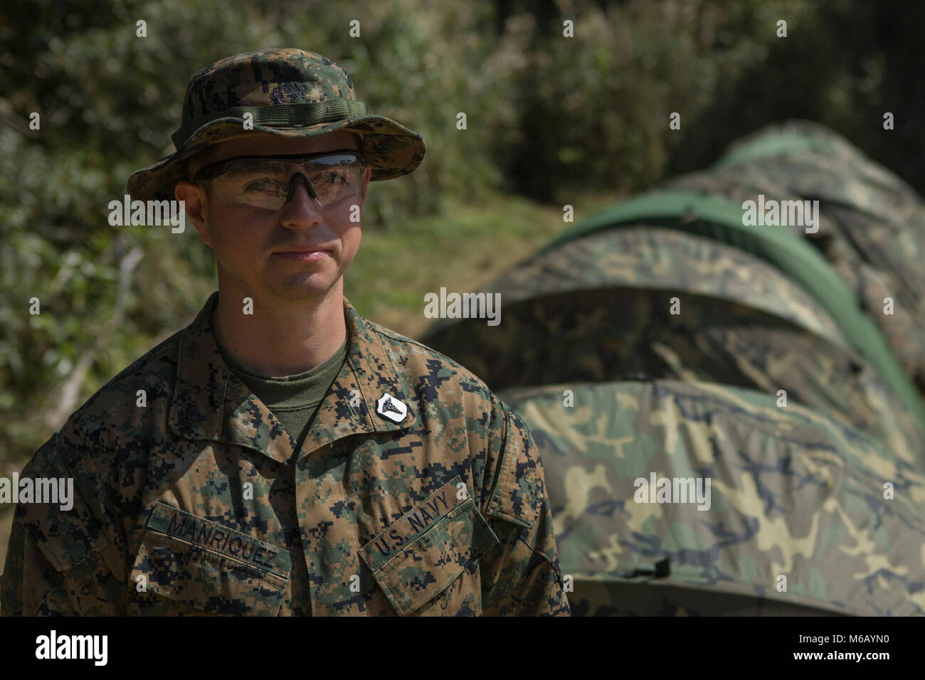 "J'aime être en mesure de venir sur le terrain et voir les Marines nous aide retour à la clinique. C'est un genre différent de medical ici, exigeants mais également." - Maître de 2e classe Eduardo Manriquez, le superviseur Technicien de laboratoire à la clinique médicale de la Direction générale de Kinser avec le Siège de l'Administration centrale, régiment, 3e Groupe logistique maritime. Manriquez est originaire de Fort Worth, Texas. Marines avec Communications Company, 3e Régiment, siège de MLG a participé à la formation aux compétences de base de jungle au Camp Gonsalves, Okinawa, Japon, 16 février 2018. L'événement culminant est le cou d'Endurance Banque D'Images