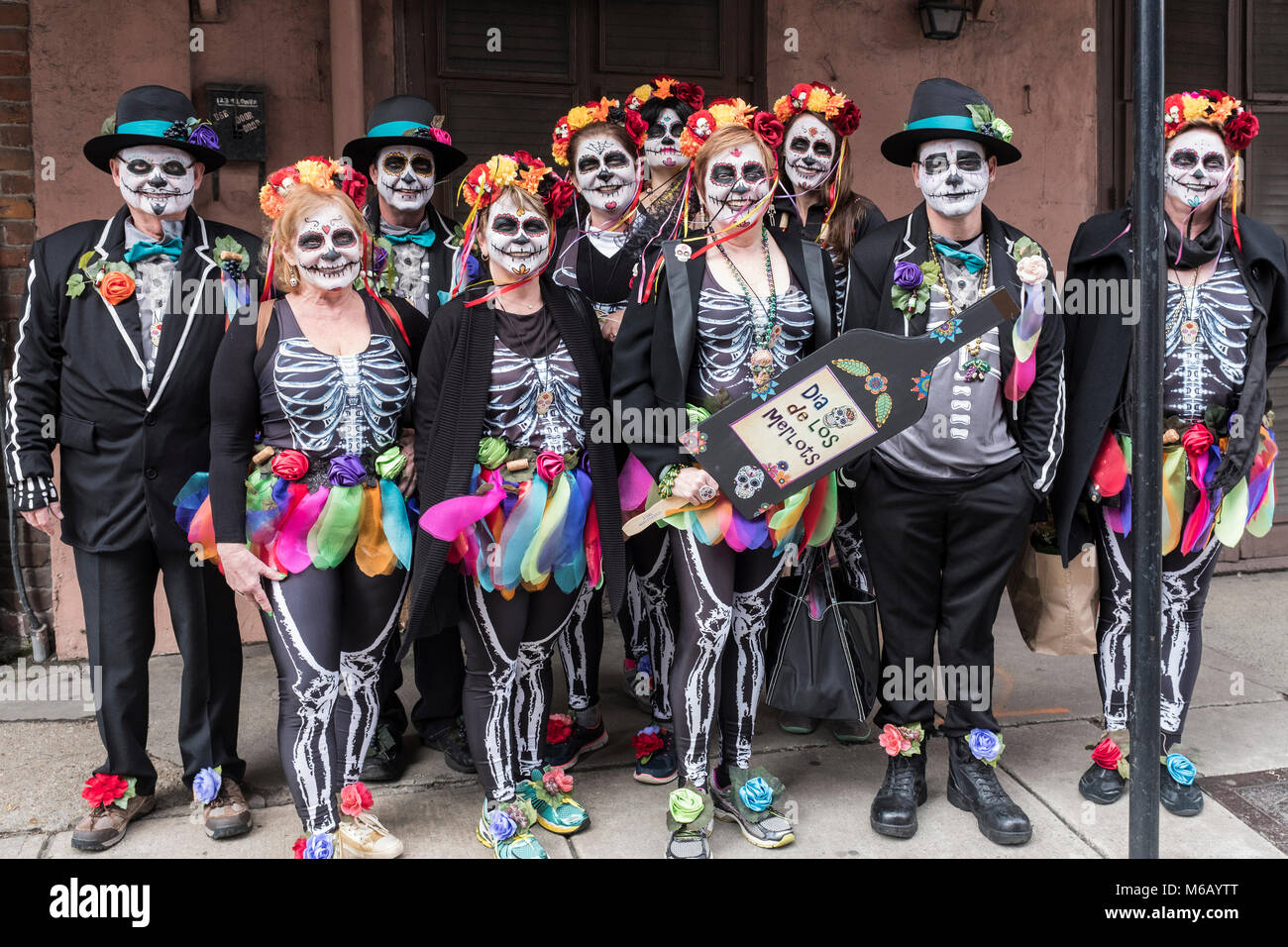 Fêtards costumés se préparer à participer à la Krewe of Cork Mardi Gras parade. Quartier français, la Nouvelle Orléans, Louisiane, USA Banque D'Images