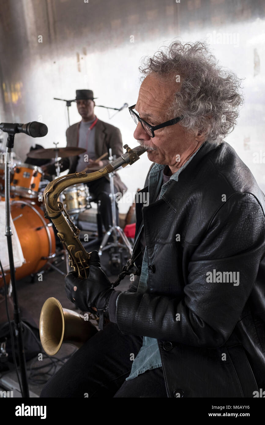 Musicien de jazz saxophone effectuant au Café du Monde, Quartier français, la Nouvelle Orléans, Louisiane, USA Banque D'Images